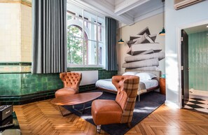 Roupas de cama premium, cofres nos quartos, individualmente decorados