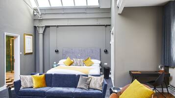 Premium bedding, in-room safe, individually decorated