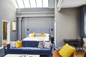 Hochwertige Bettwaren, Zimmersafe, individuell dekoriert