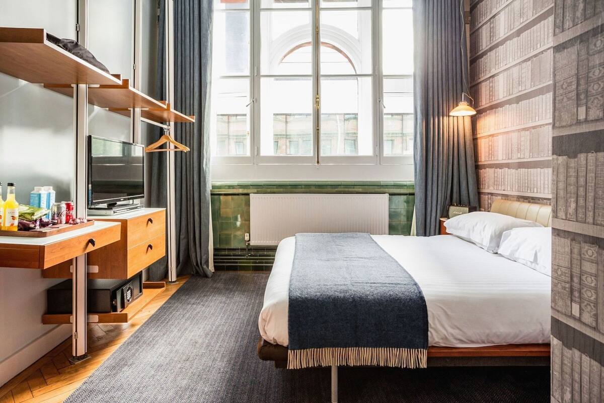 Premium bedding, in-room safe, desk, laptop workspace