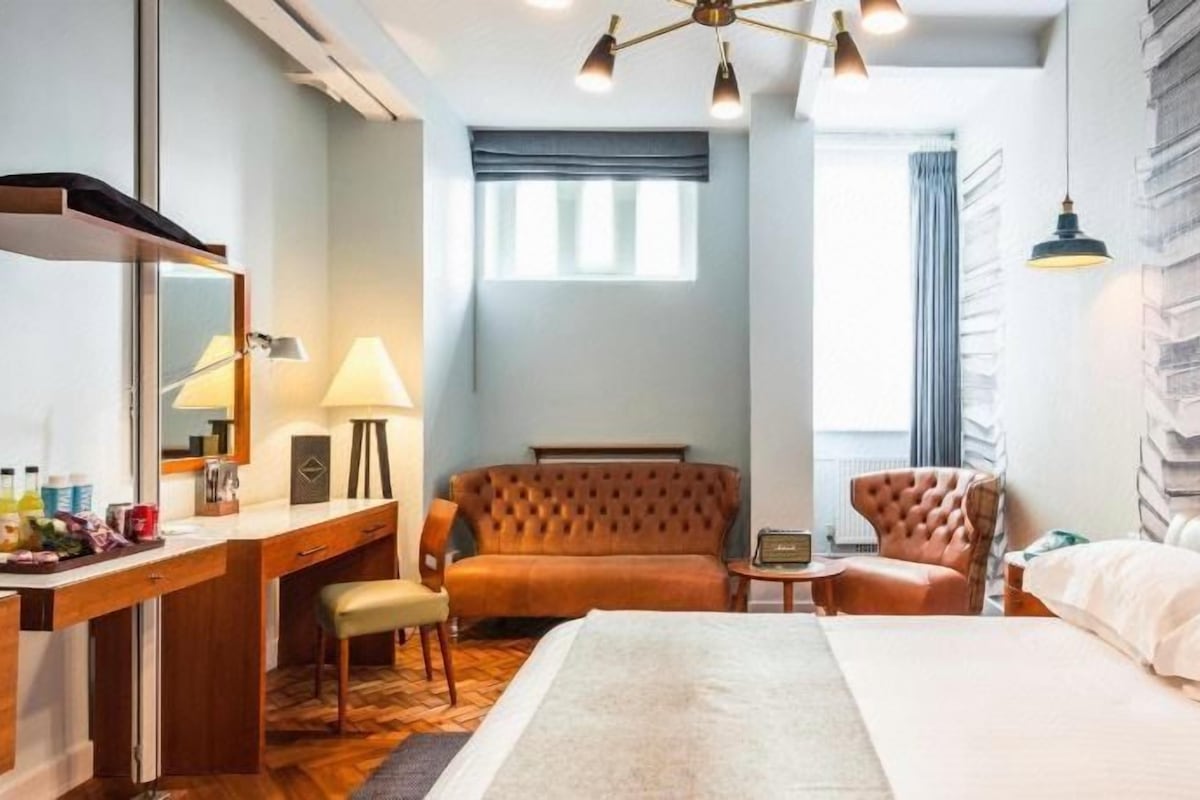 Premium bedding, in-room safe, desk, laptop workspace