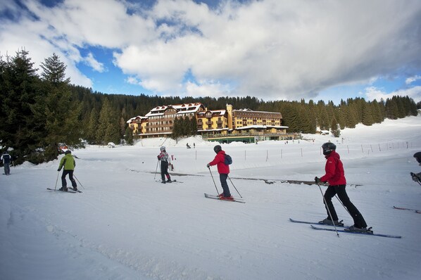 Une station de ski dotée d’un grand chalet et d’une piste enneigée.