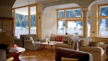 Coin salon dans le hall