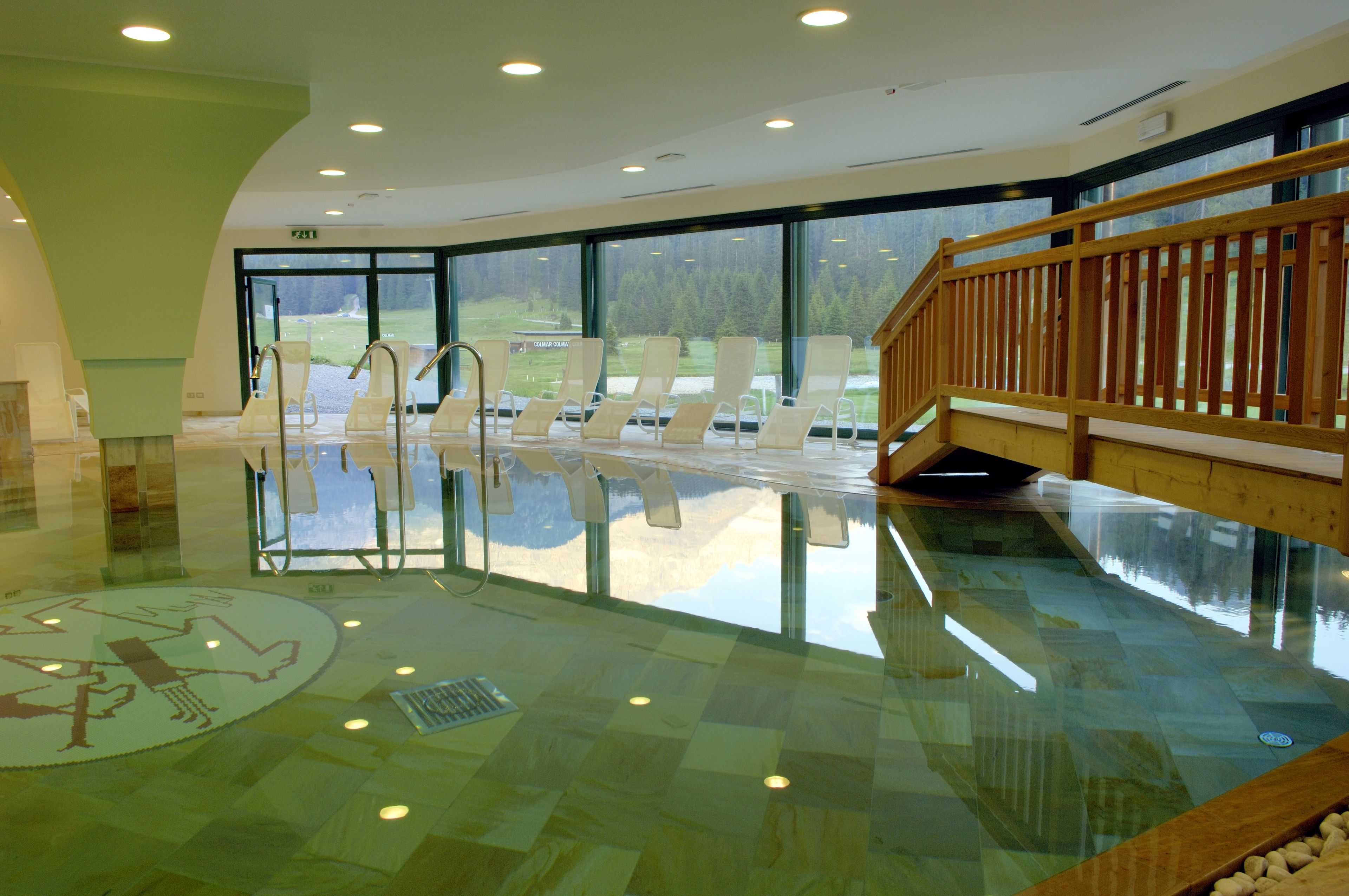 Piscine couverte, chaises longues