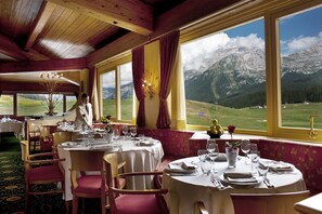 早餐,供應午餐和晚餐