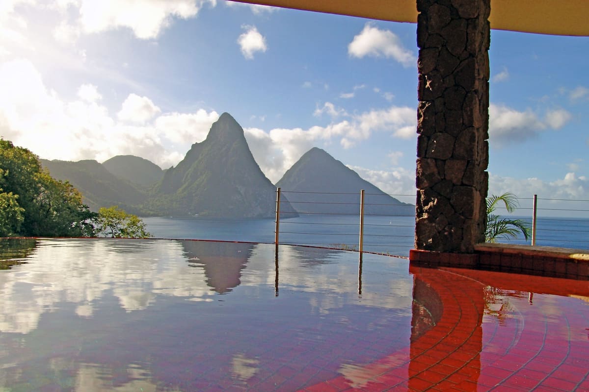 Una piscina con vistas a montañas y cielo despejado.