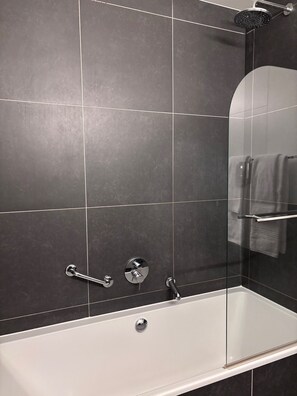 Suite estándar | Baño | Ducha, cabezal de ducha tipo lluvia, secador de pelo y toallas