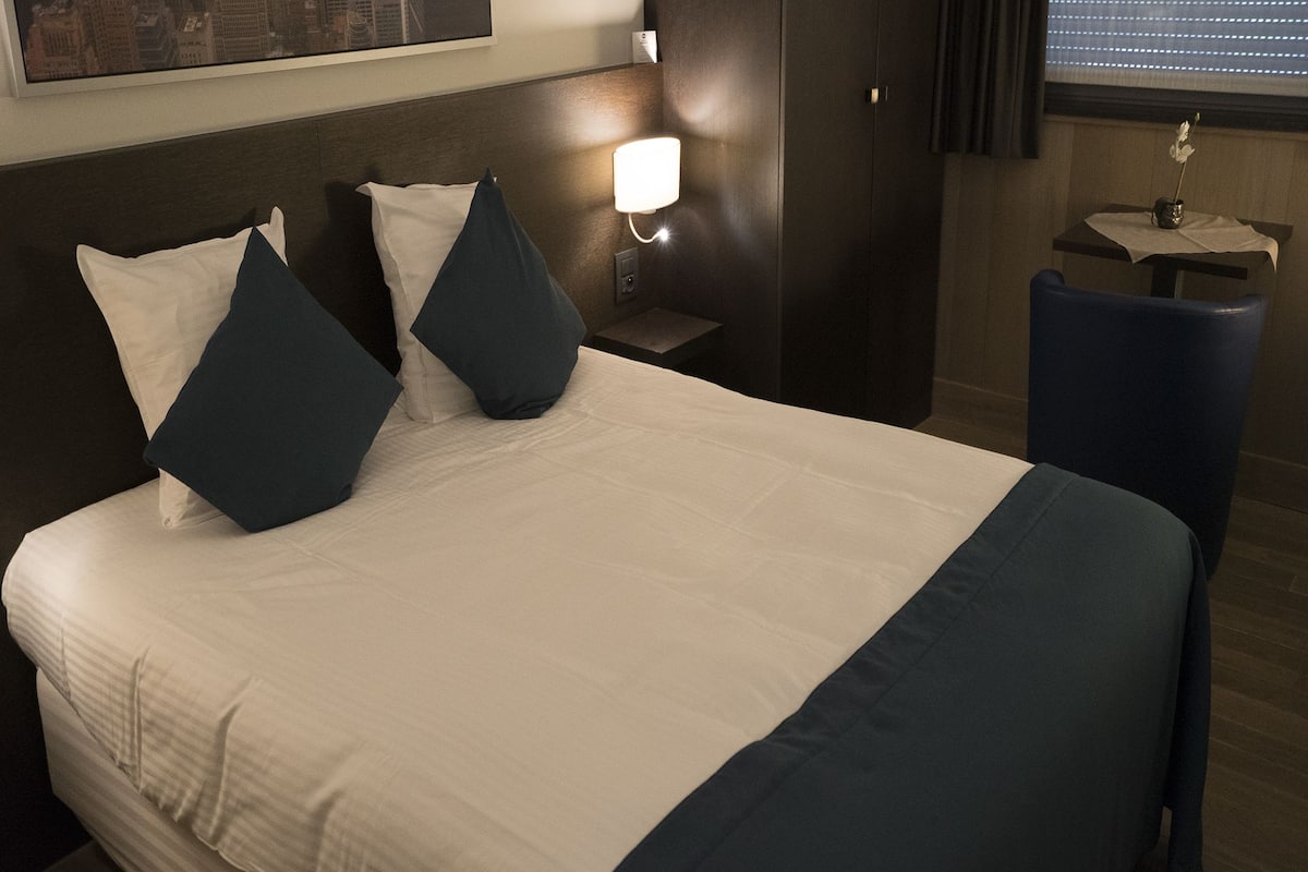 standard room, 1 queen bed, non smoking | 1 bedroom, in-room safe, desk, blackout curtains