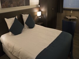 Habitación estándar, 1 cama de matrimonio, no fumadores | Caja fuerte, escritorio, cortinas opacas y tabla de planchar con plancha