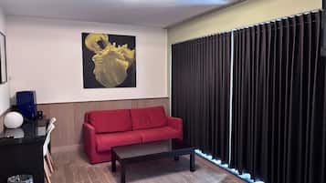 Standaard suite | Een kluis op de kamer, een bureau, verduisterende gordijnen