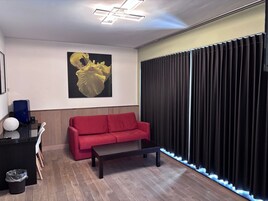 Suite estándar | Caja fuerte, escritorio, cortinas opacas y tabla de planchar con plancha