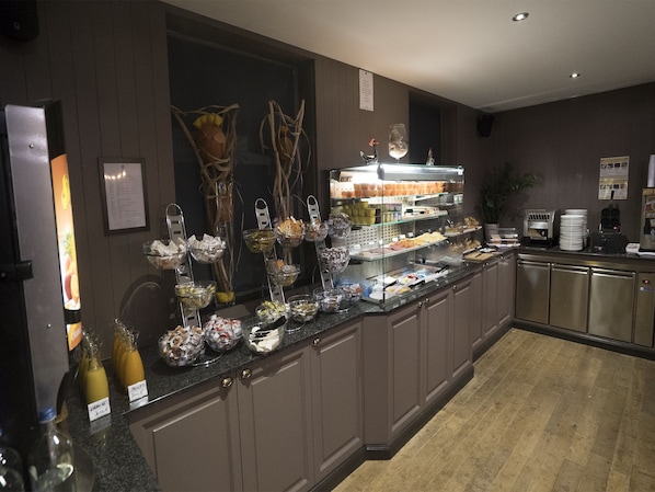 Tägliches Frühstücksbuffet (17.5 EUR pro Person)