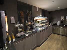 Se ofrece un desayuno bufé (17.5 EUR por persona)