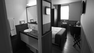 1 bedroom, in-room safe, desk, blackout curtains