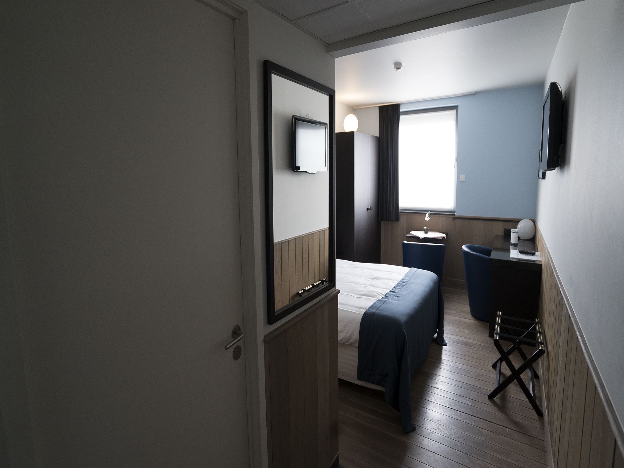 standard room, 1 queen bed, non smoking | 1 bedroom, in-room safe, desk, blackout curtains