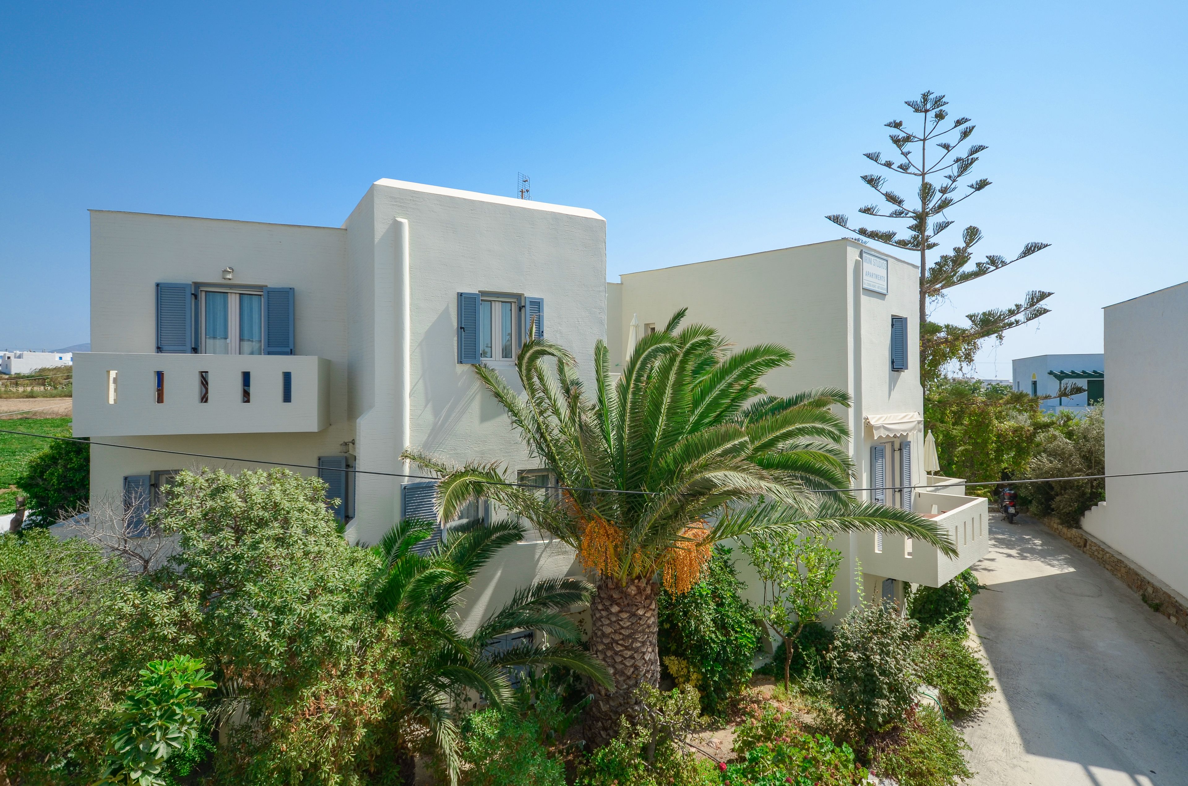 Vista frontal de la propiedad