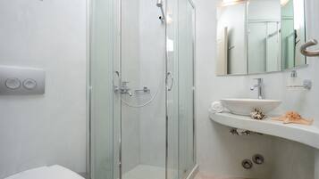 Appartement | Badkamer | Een douche, gratis toiletartikelen, een haardroger, een bidet