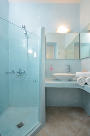 Studio | Bathroom | Shower, free toiletries, hair dryer, bidet - Irini Studios (Naxos)