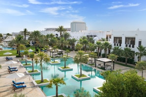 3 piscines extérieures, cabanons gratuits, parasols de plage