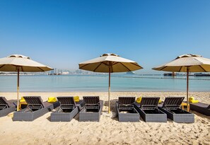 On the beach, white sand, sun loungers, beach bar - Sharq Village & Spa, a Ritz-Carlton Hotel (Doha)