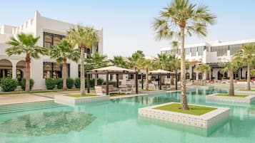 3 Außenpools, Cabañas (kostenlos), Sonnenschirme