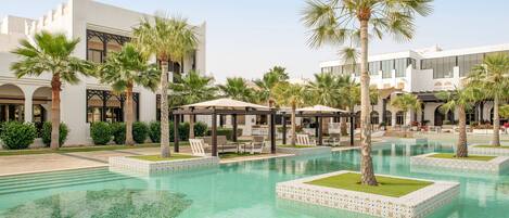 3 outdoor pools, free cabanas, pool umbrellas