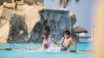 3 outdoor pools, free pool cabanas, pool umbrellas