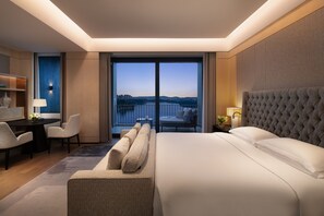 高档床上用品、迷你吧、客房内保险箱、办公桌