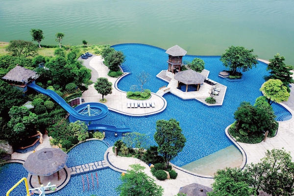 Hồ bơi trong nhà, hồ bơi ngoài trời phục vụ theo mùa