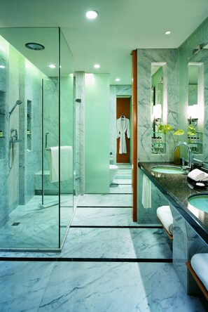 Separate tub and shower, hair dryer, bathrobes, slippers - Hyatt Regency Dongguan (Dongguan)