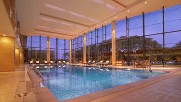 Sisäuima-allas, kauden mukainen ulkouima-allas