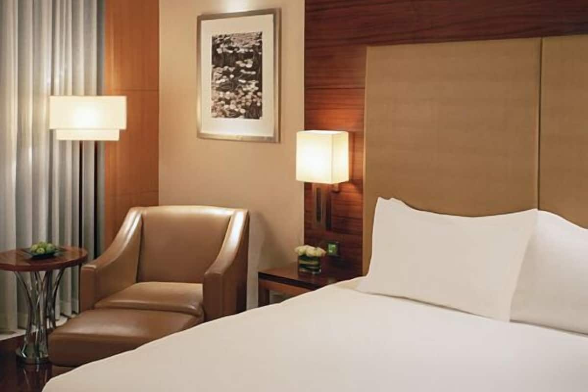 Camera, 1 letto king, vista lago | 1 camera, biancheria da letto di alta qualità, minibar