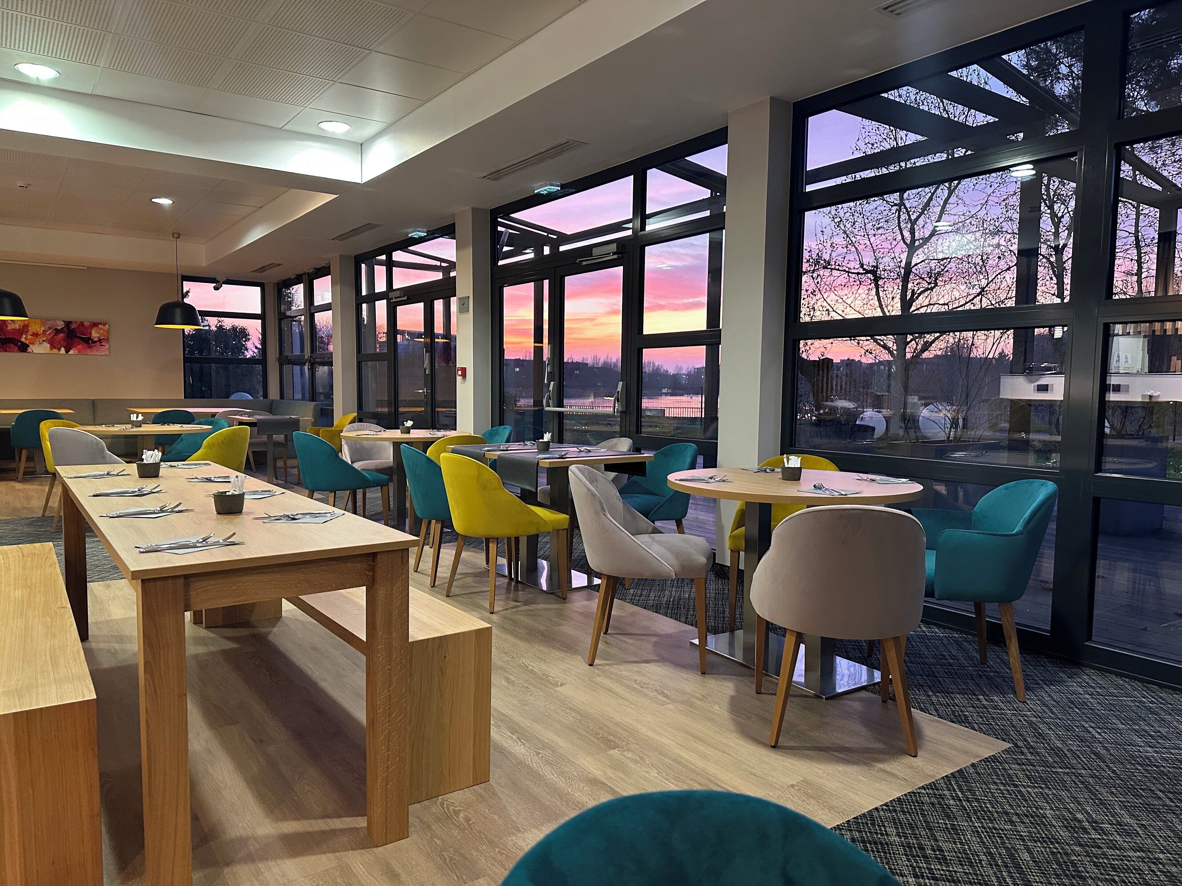 Desayuno buffet (EUR 17 por persona) 