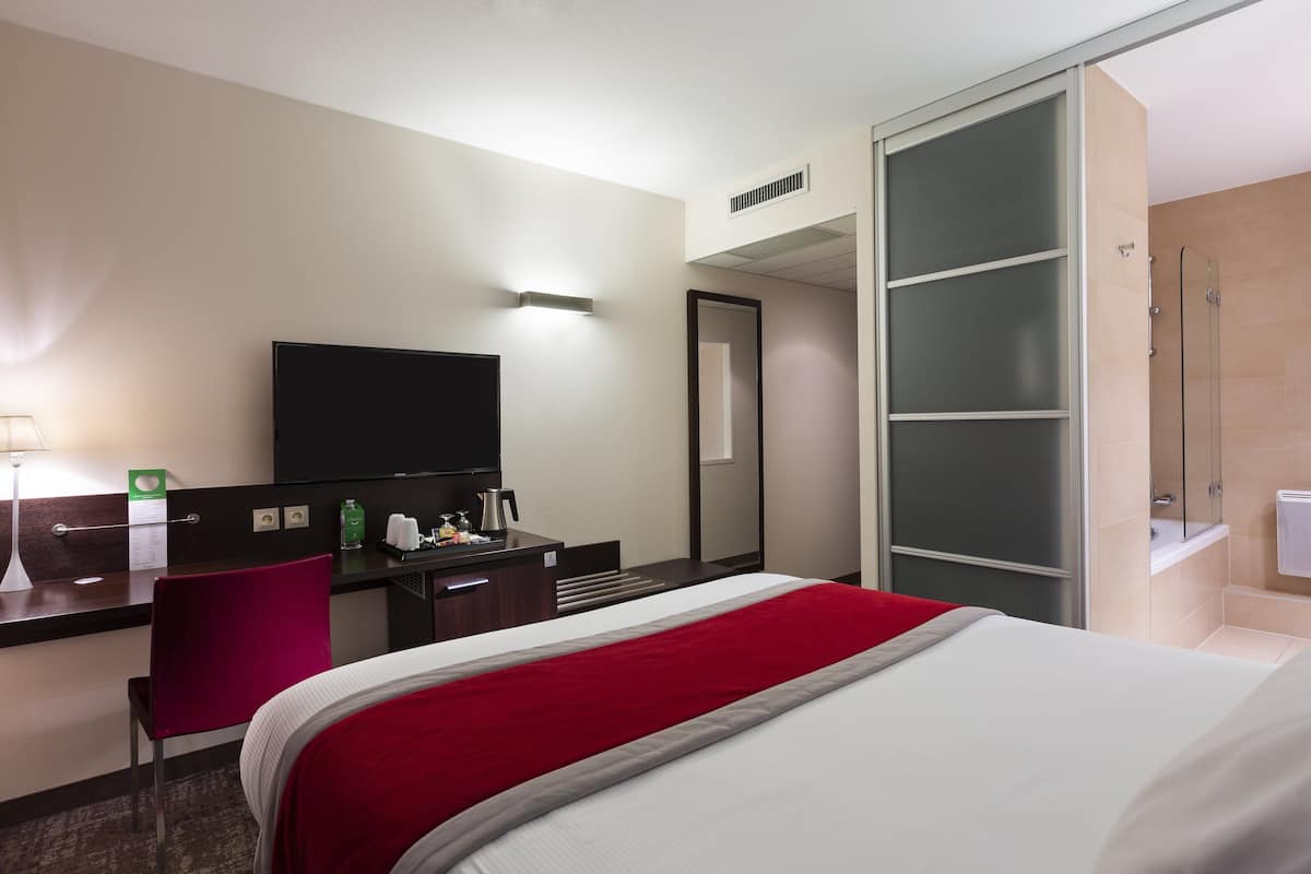 Minibar, in-room safe, blackout drapes, soundproofing