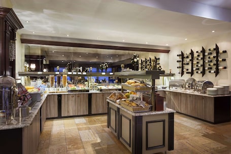 Se sirven cenas. Ramada Hotel & Suites by Wyndham Bucharest North