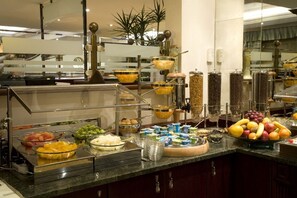Montaje de bufé con diferentes alimentos y acompañamientos.
