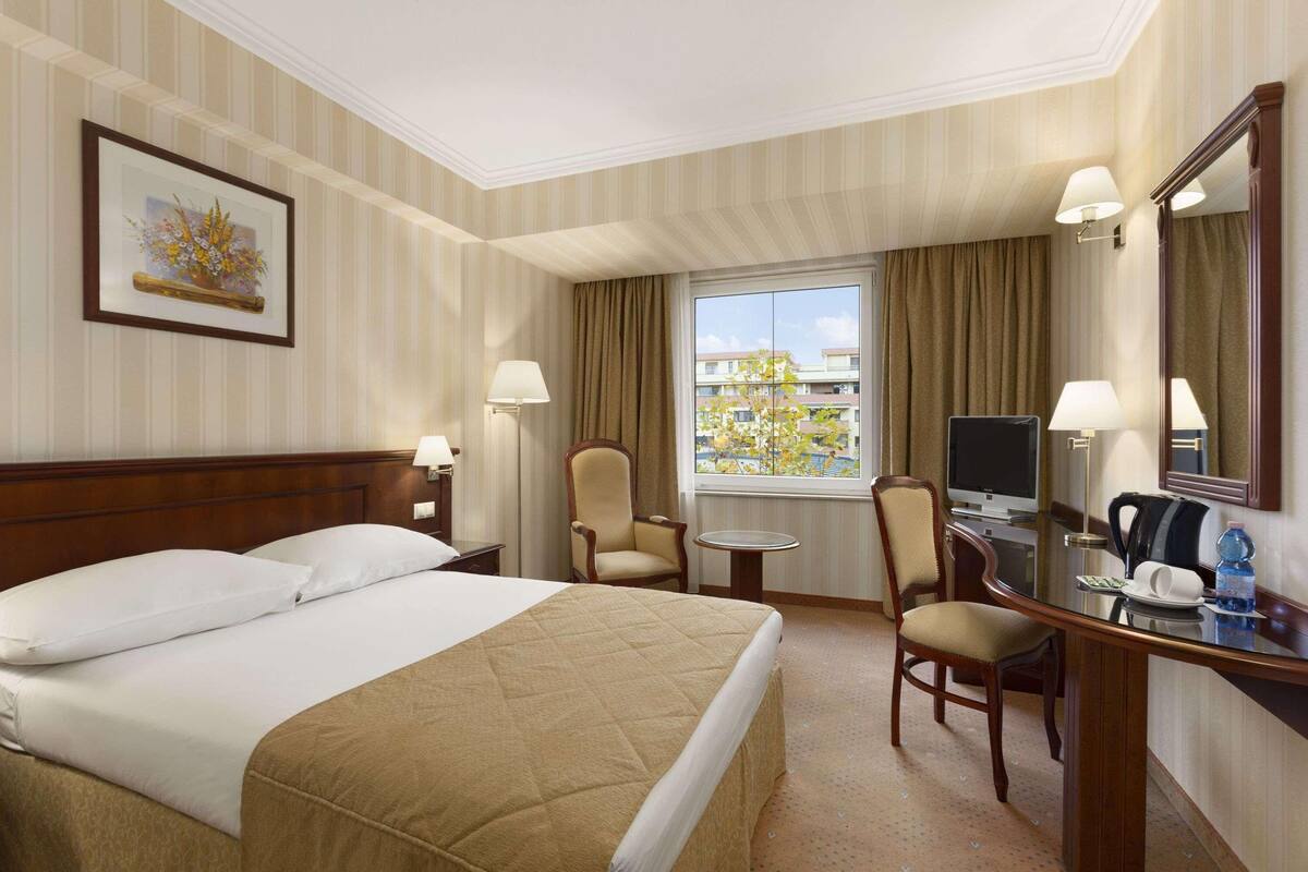 Een minibar, een kluis op de kamer, een bureau, verduisterende gordijnen