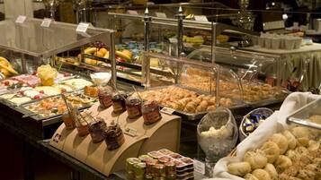 Dagelijks ontbijtbuffet (RON 72 per persoon)