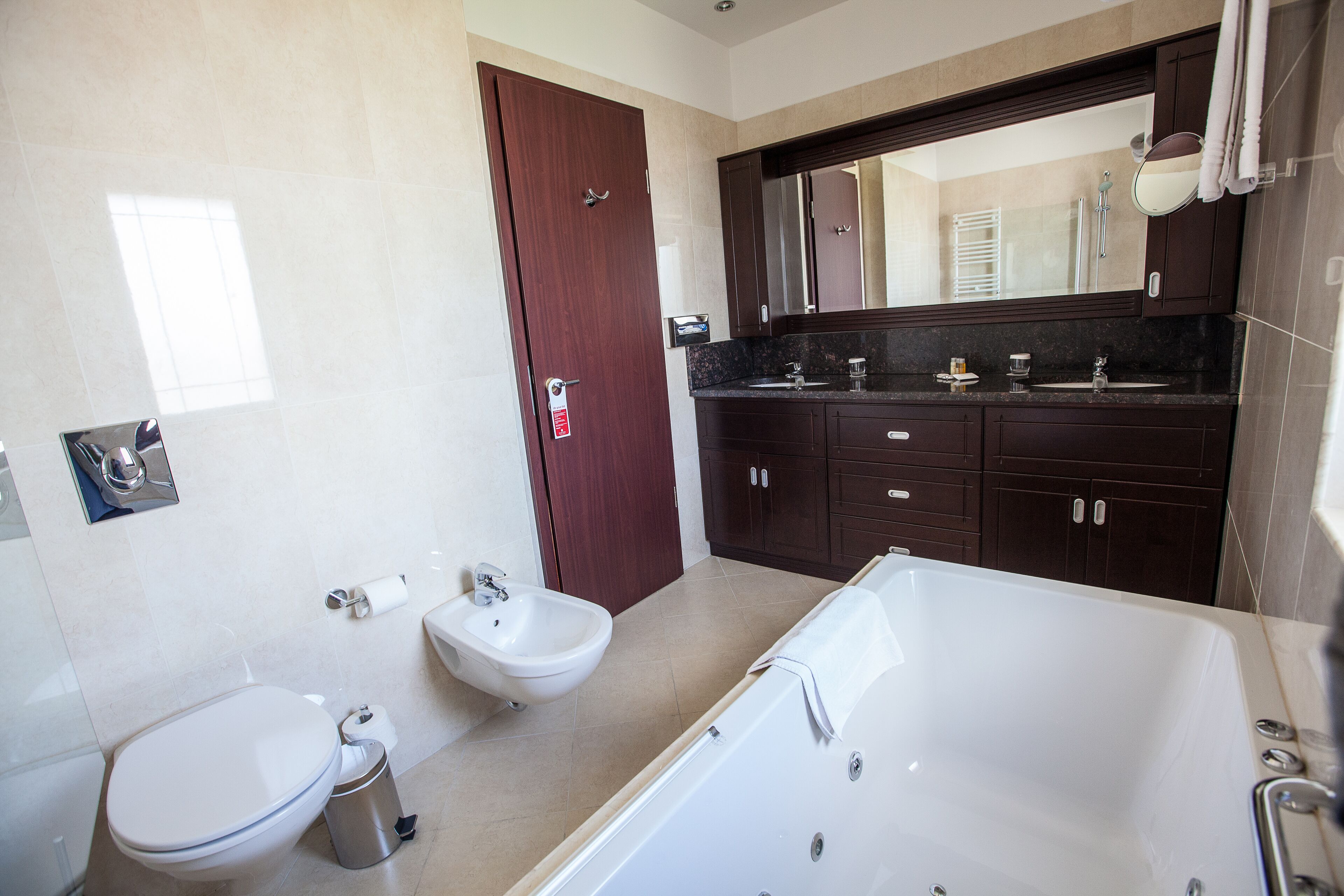 Un baño con inodoro, bidé y bañera.