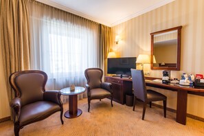 1 King Bed Non-Smoking Suite | Wohnbereich