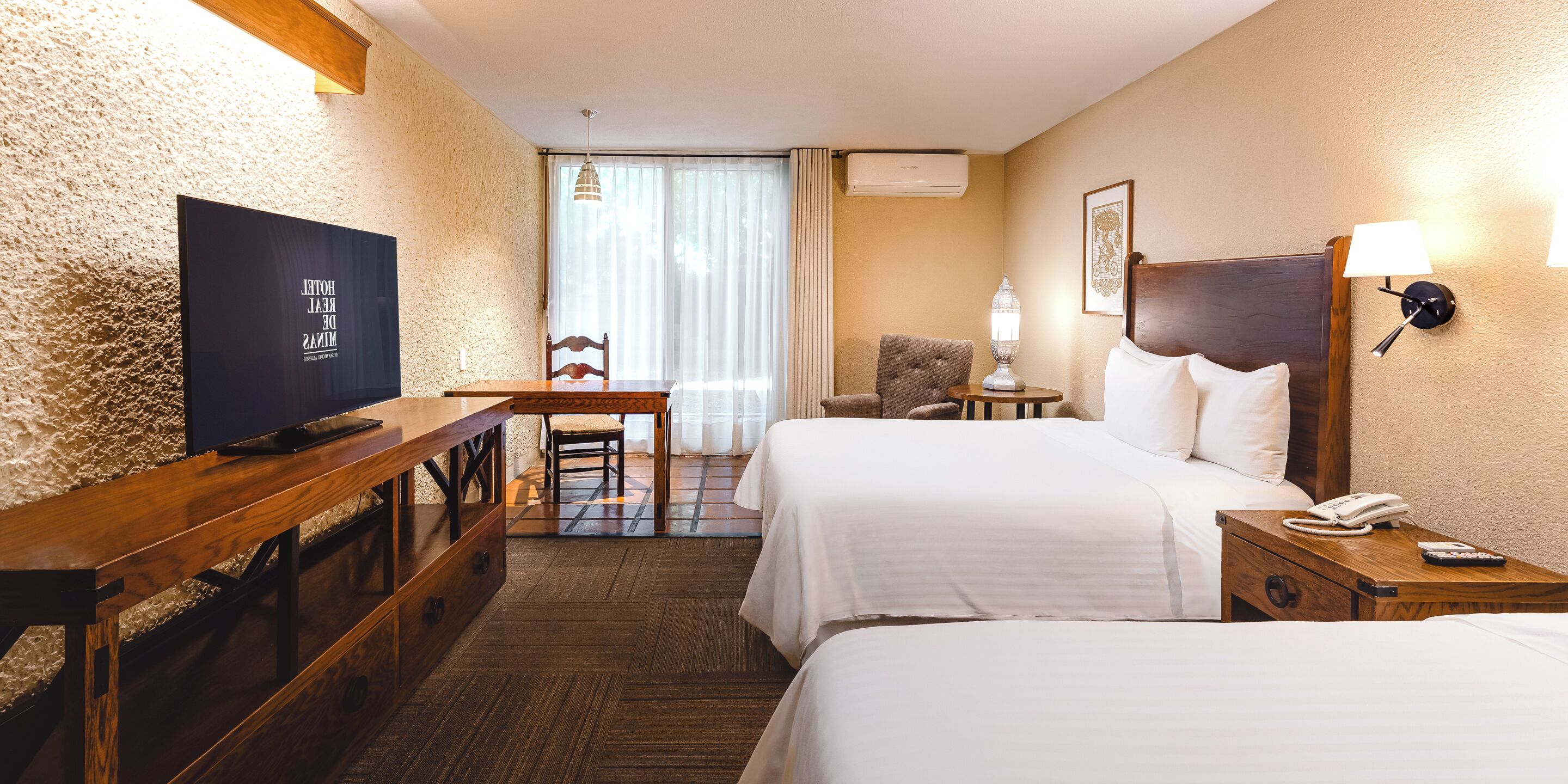 Estandar Doble | Premium bedding, down comforters, in-room safe, desk