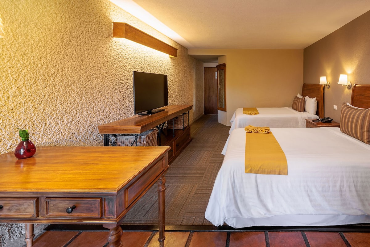 Estandar Doble | Luxe beddengoed, donzen dekbedden, een kluis op de kamer, een bureau