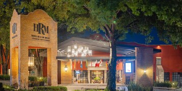 Πρόσοψη καταλύματος - απόγευμα/βράδυ