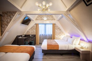 Superior Quadruple Room | Minibar, in-room safe, desk, blackout drapes - Hotel Oscar (Amsterdam)