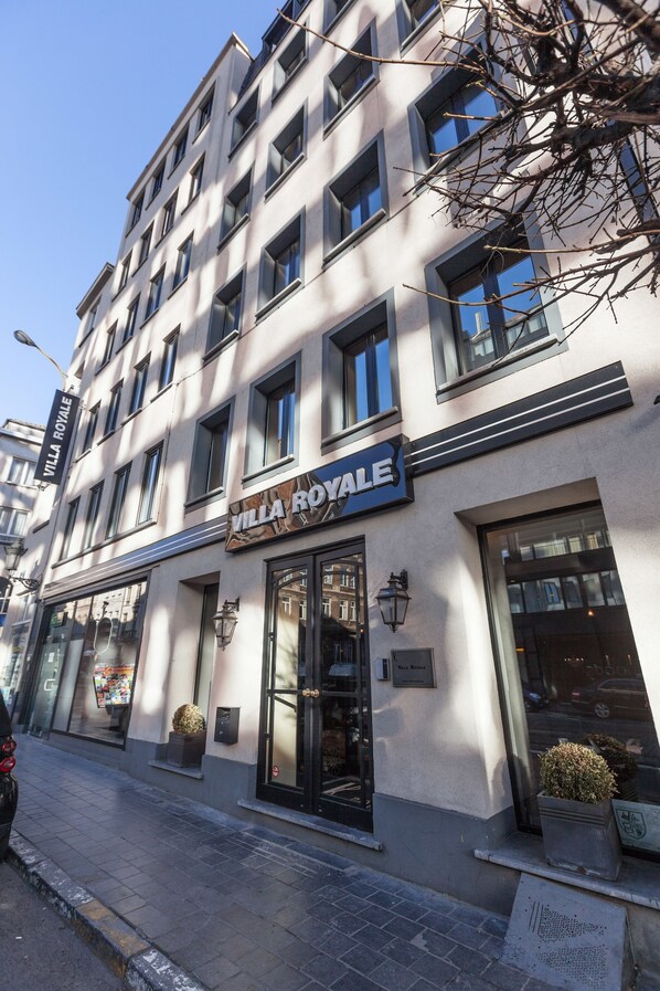 Pintu masuk properti