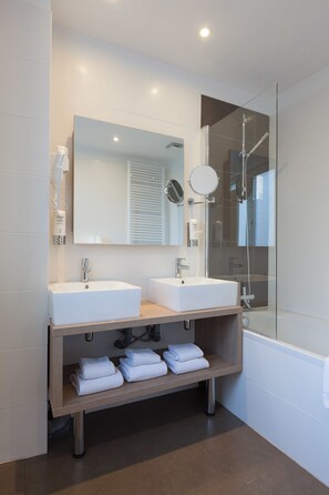 Superior Double Room | Bilik Mandi | Pancuran mandi, pengering rambut, tuala disediakan 