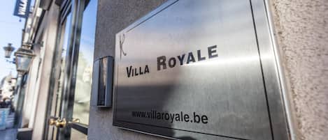 A metal plaque with 'Villa Royale' and a website address.