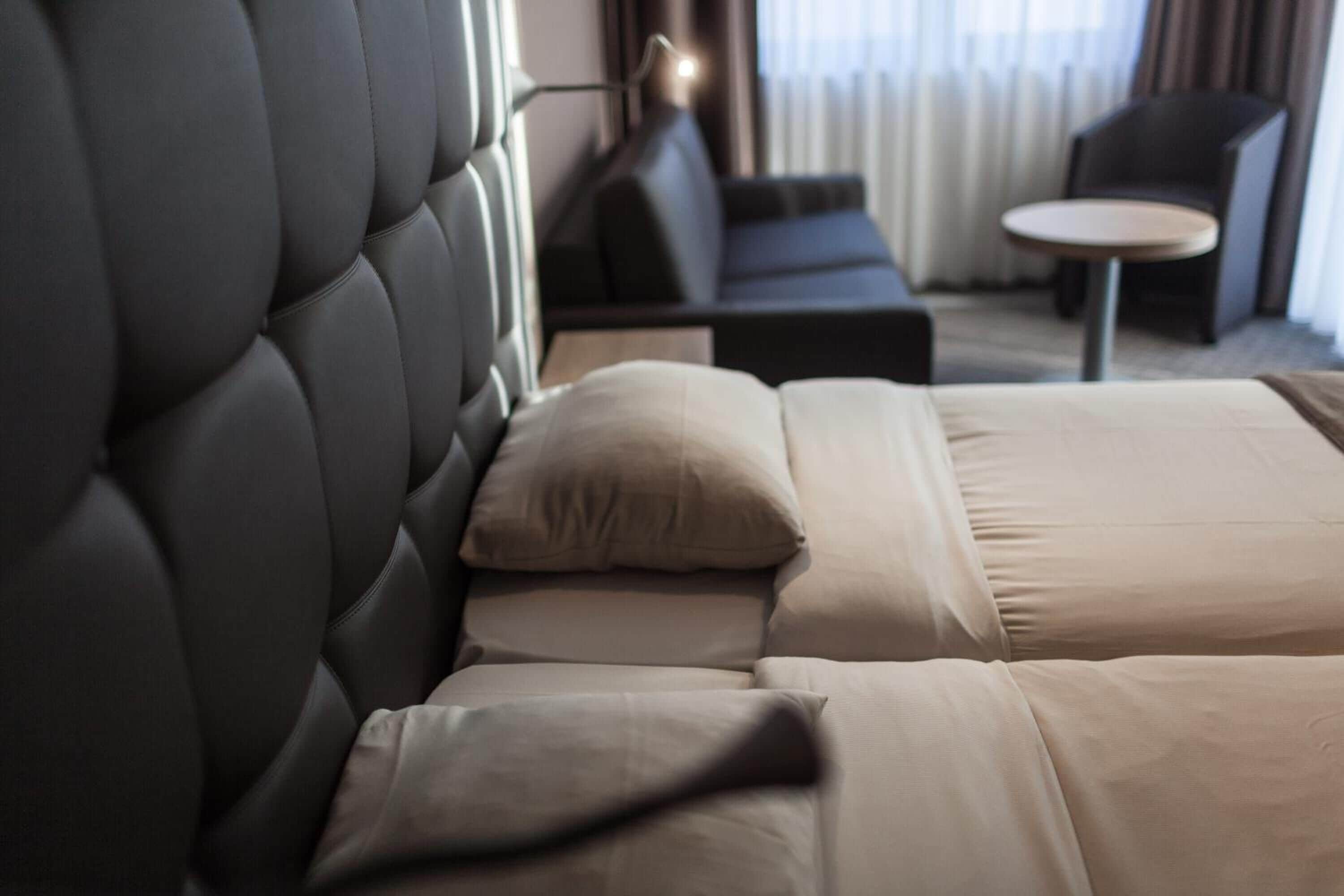 Caja de seguridad en la habitación y tabla de planchar con plancha 