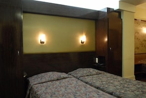 Twin Room | Desk, rollaway beds, WiFi, bed sheets - Manhattan Hotel Brussels (Brussels)