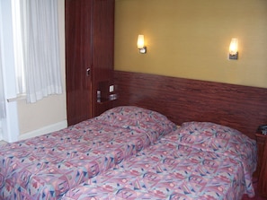 Twin Room | Desk, rollaway beds, WiFi, bed sheets - Manhattan Hotel Brussels (Brussels)